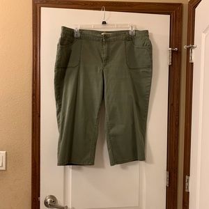 Faded Glory Green Capris. 22W